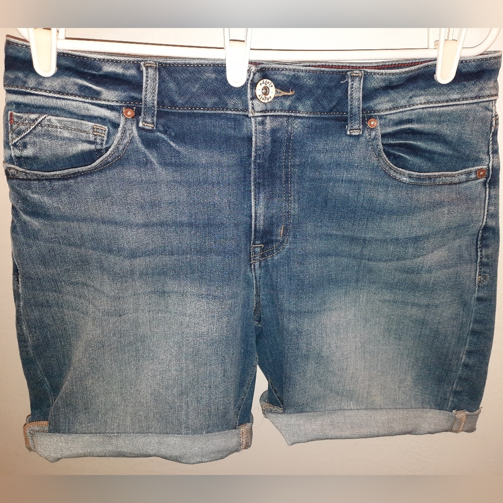 Maurices edgely distressed mid-rise cuffed stretch size 14 Women’s shorts EUC